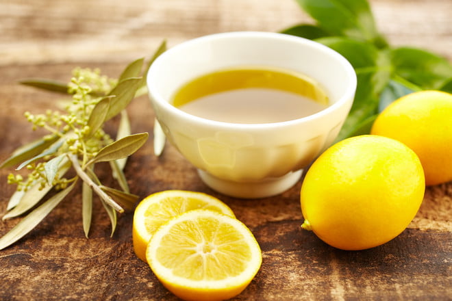 CHistka pecheni olivkovym maslom i limonom